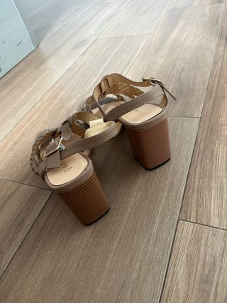 Sandalias beige tacón bajo talla 44