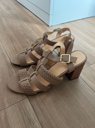 Sandalias beige tacón bajo talla 44