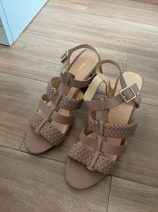Sandalias beige tacón bajo talla 44
