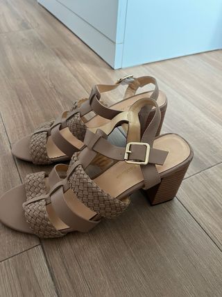 Sandalias beige tacón bajo talla 44