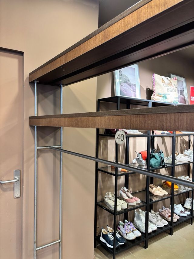 Perchero con estantes - Madera y acero