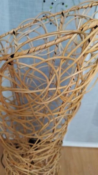N° 008 .- Lámpara mimbre - pie - beige