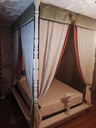 Cama con dosel blanca