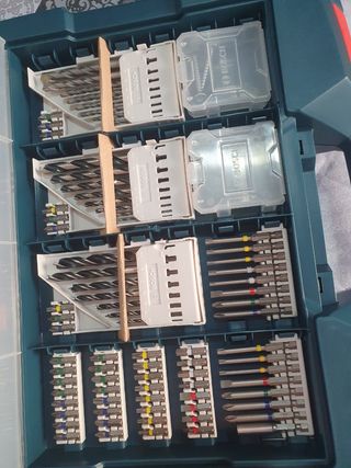 Taladro percutor GSB 18V-28 con 82 acesorios Bosch