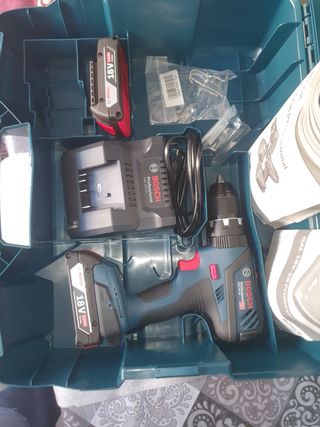 Taladro percutor GSB 18V-28 con 82 acesorios Bosch