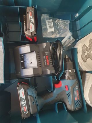 Taladro percutor GSB 18V-28 con 82 acesorios Bosch