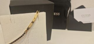 Pulsera Guess dorada con cristales negros