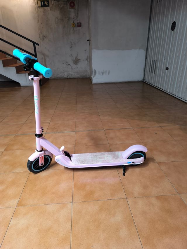 Patinete eléctrico rosa niña