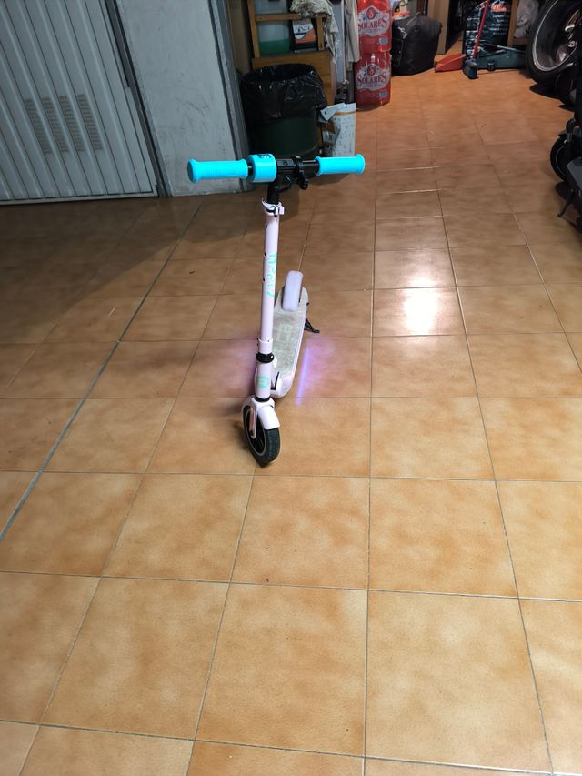 Patinete eléctrico rosa niña