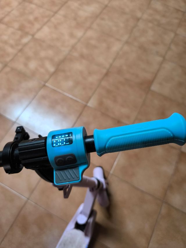 Patinete eléctrico rosa niña