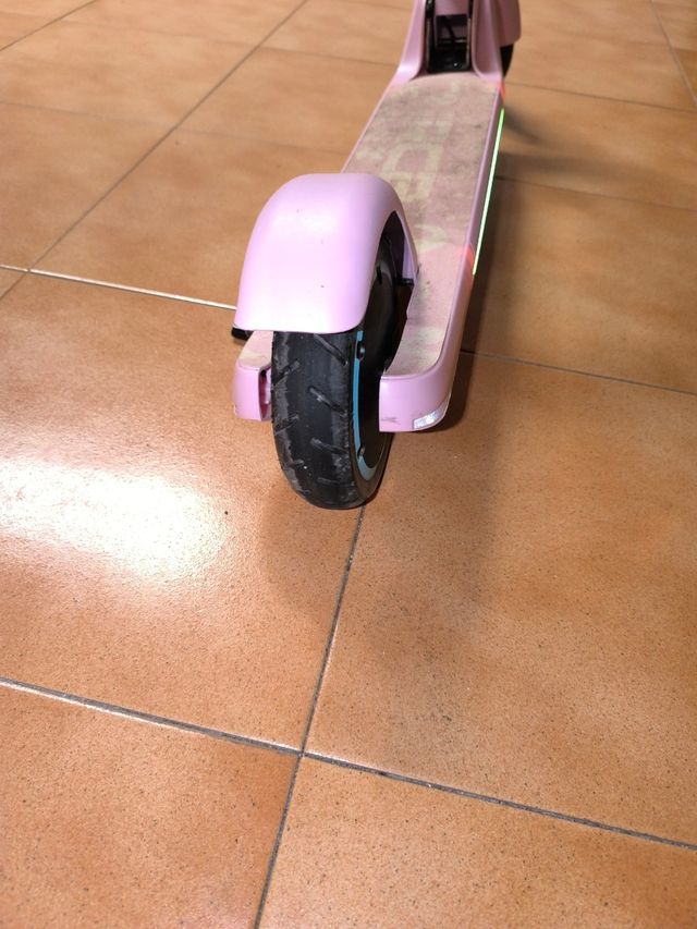 Patinete eléctrico rosa niña