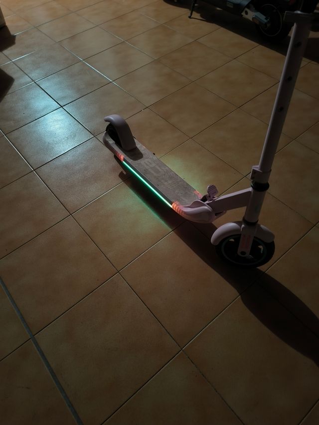 Patinete eléctrico rosa niña