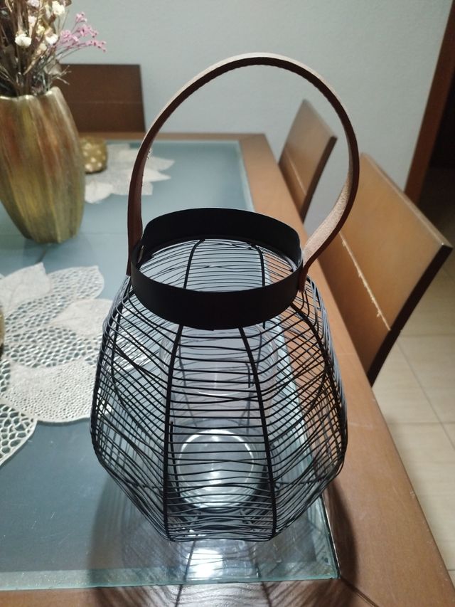 Farol de metal negro con asa de cuero