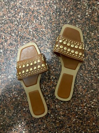 Sandalias planas ZARA marrón 