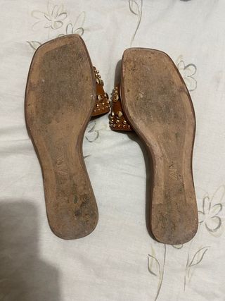 Sandalias planas ZARA marrón 