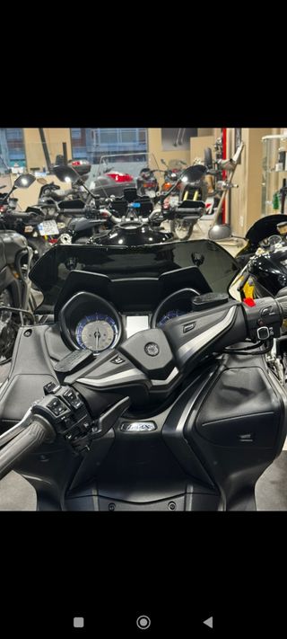 Yamaha TMax 560 - Gris Oscuro
7.000 kmt