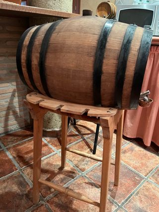 Barrica 32L madera, grifo, pie alto