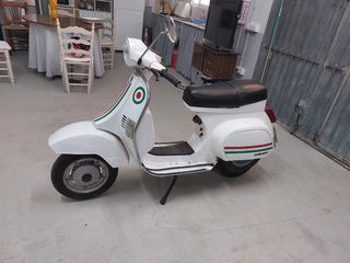 Vespa antigua blanca