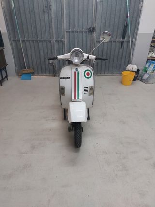 Vespa antigua blanca