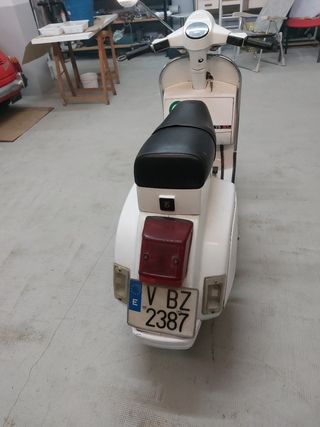 Vespa antigua blanca
