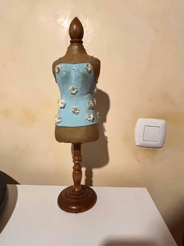 Colgador de collares azul y marrón