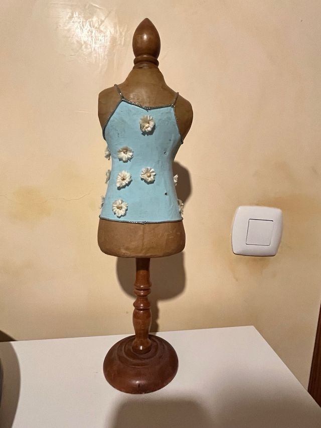 Colgador de collares azul y marrón