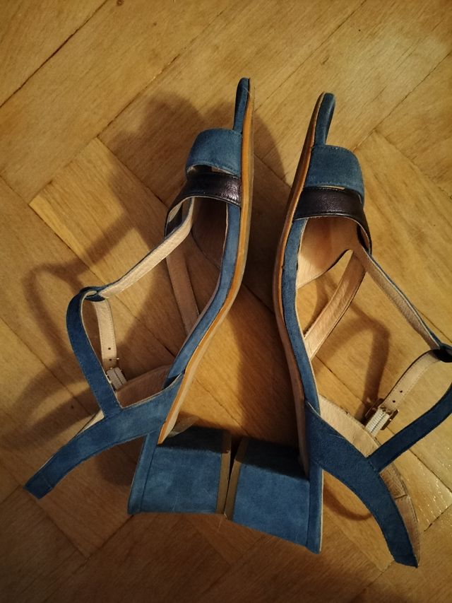 Sandalias ante azul marino y azulón