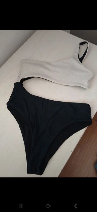 Costume intero bianco e nero