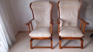 2 Sillas mecedoras madera beige