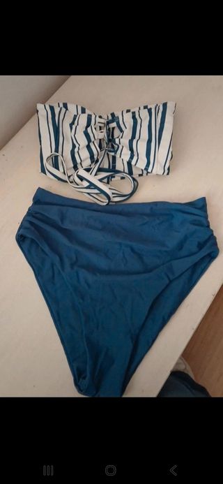 Bikini due pezzi blu e bianco
