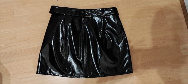 Falda negra cuero brillante