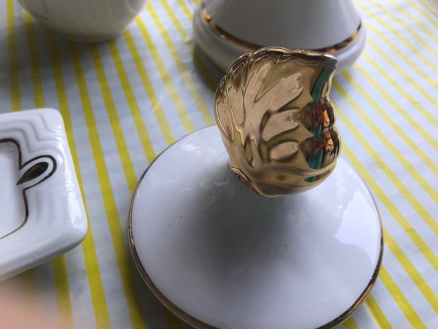 Juego tocador porcelana dorada