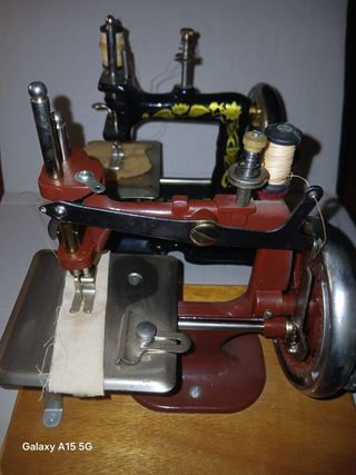 2 Máquinas de coser antiguas pequeñas