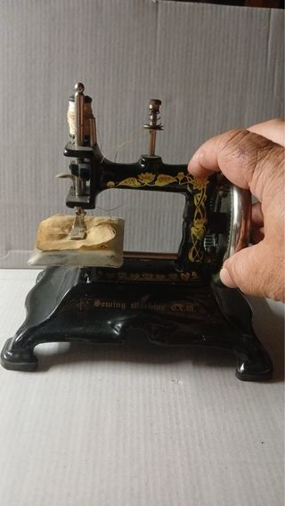 2 Máquinas de coser antiguas pequeñas