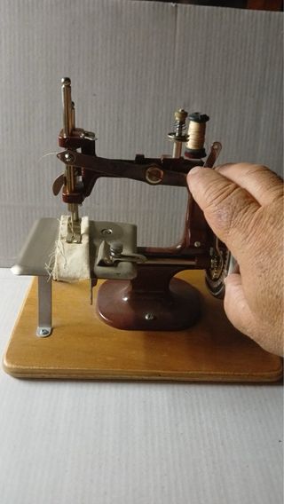 2 Máquinas de coser antiguas pequeñas