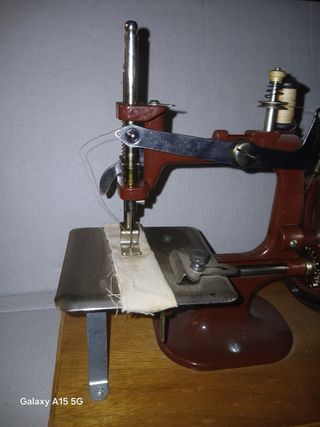 2 Máquinas de coser antiguas pequeñas