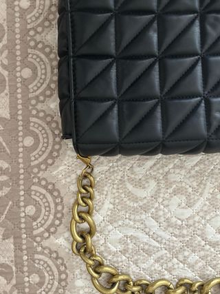 Bolso Zara negro acolchado