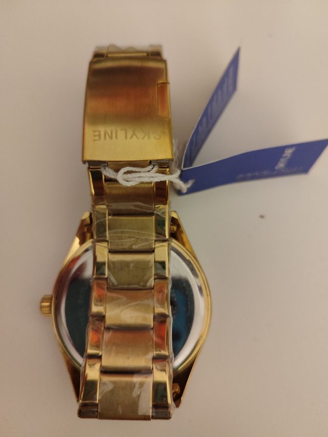Reloj Skyline dorado nuevo a estrenar