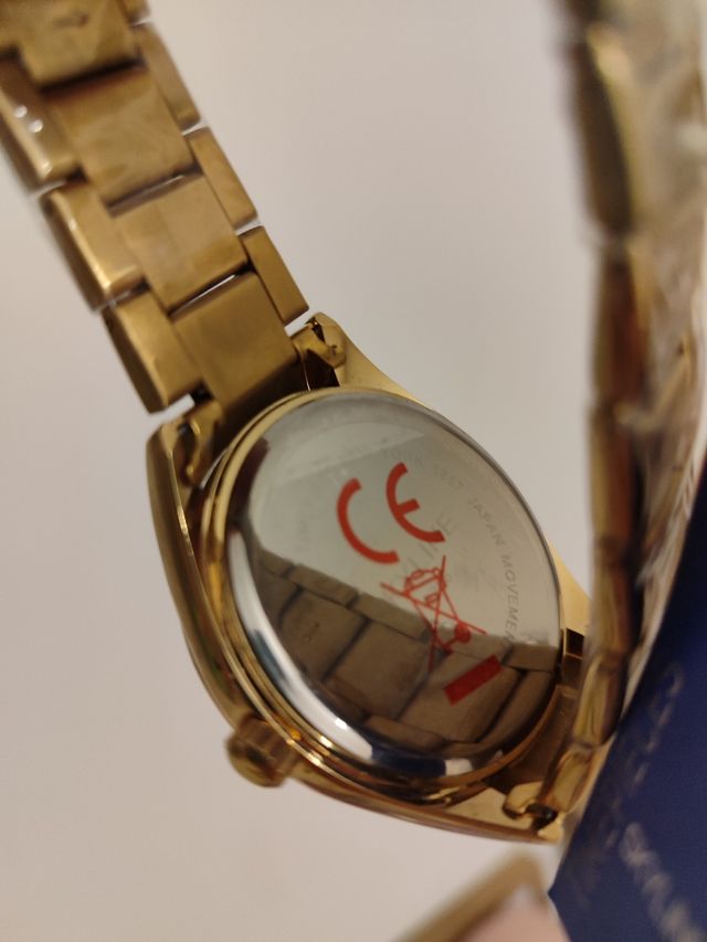 Reloj Skyline dorado nuevo a estrenar