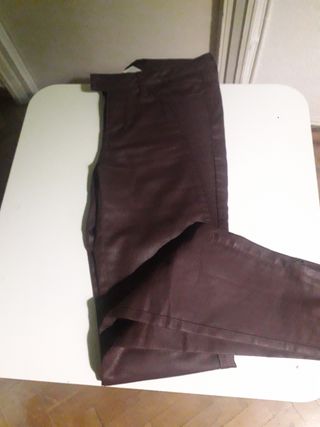 Pantalones burdeos efecto encerado