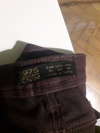 Pantalones burdeos efecto encerado