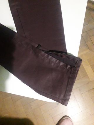 Pantalones burdeos efecto encerado