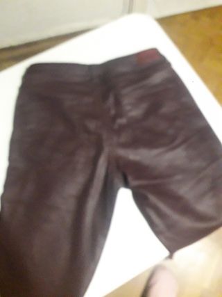 Pantalones burdeos efecto encerado