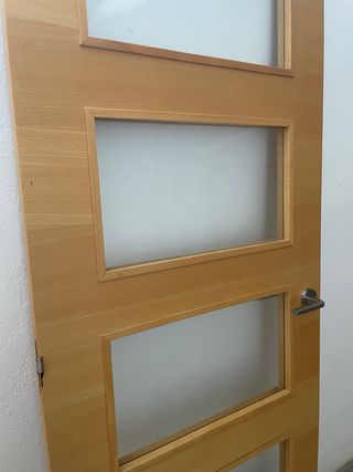 Puerta madera con cristal traslucido