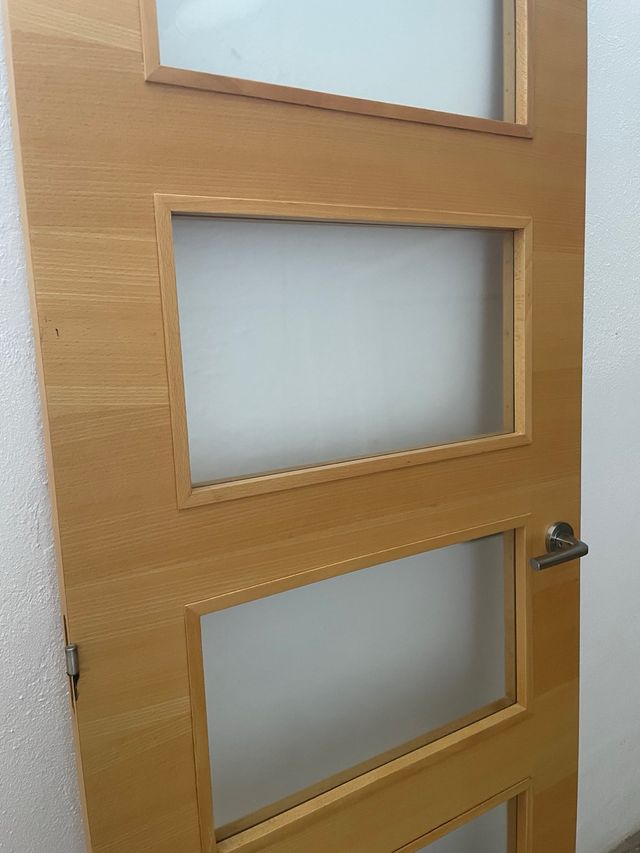 Puerta madera con cristal traslucido