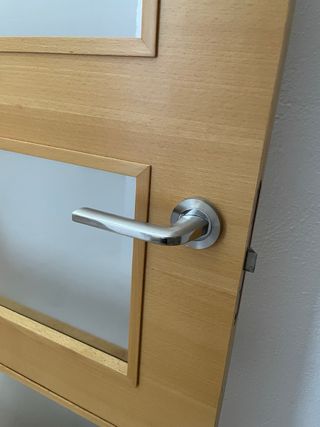 Puerta madera con cristal traslucido