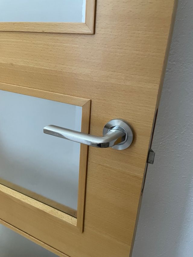 Puerta madera con cristal traslucido