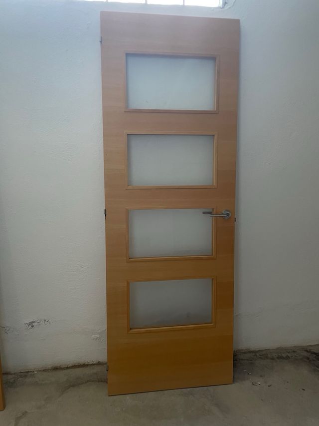 Puerta madera con cristal traslucido