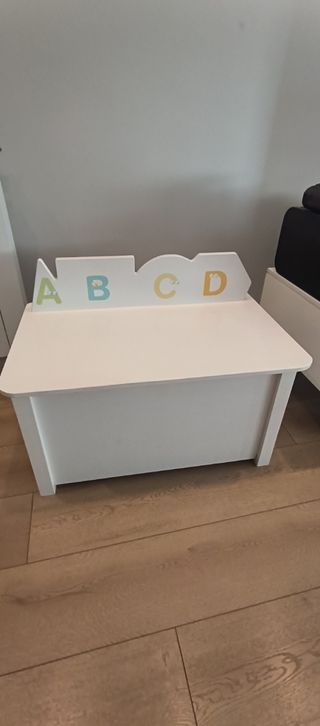 Baúl infantil blanco de madera con letras