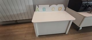 Baúl infantil blanco de madera con letras